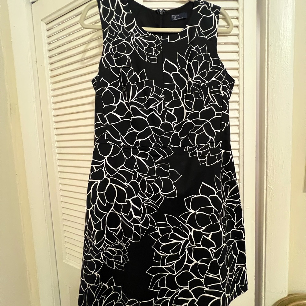 Black and white shift dress with pockets!